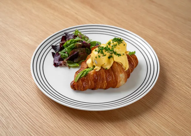 Croissant Benedict